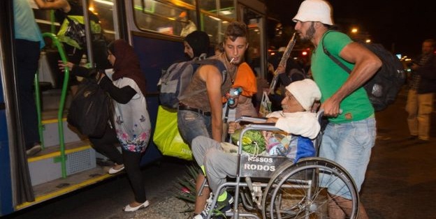 Migrants arrive in Austria from Hungary after border move